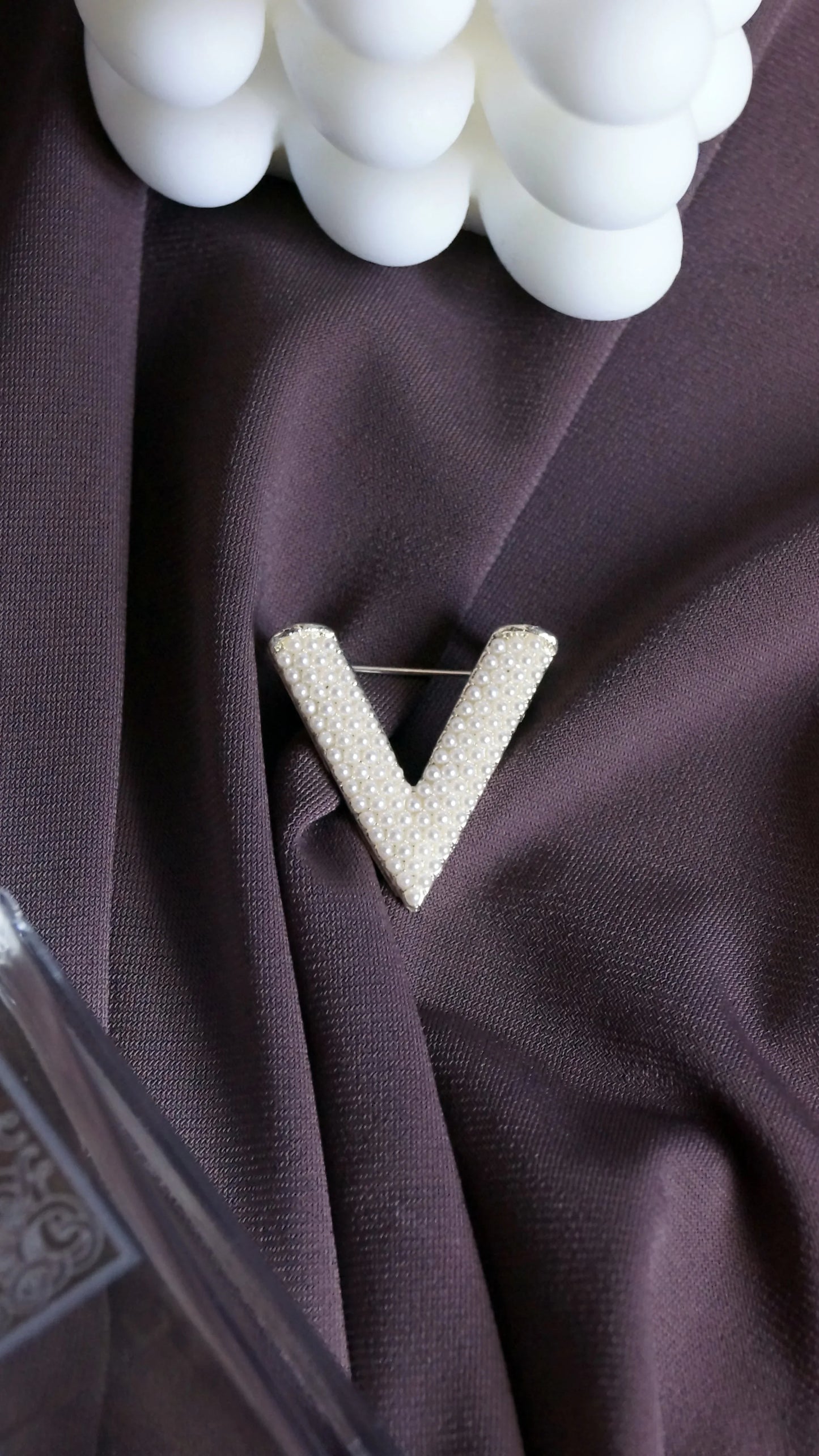 Broche "V" - Bleu Saphir