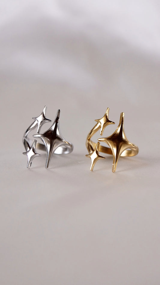 Bague étoile pour femme en acier inoxydable, signée Bleu Saphir. Design minimaliste et élégant, idéale pour apporter une touche lumineuse et intemporelle à vos looks.