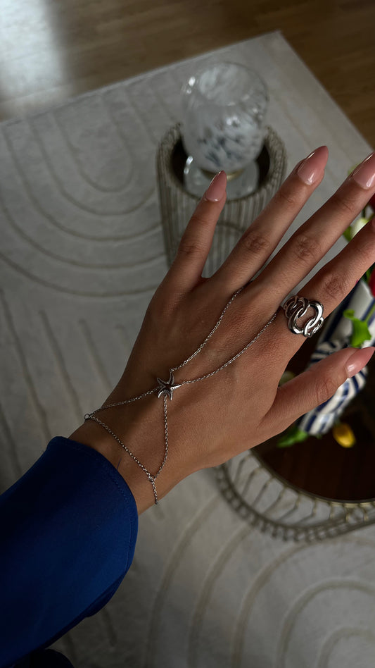 Chaine de main "LUNA" · Argentée - Bleu Saphir