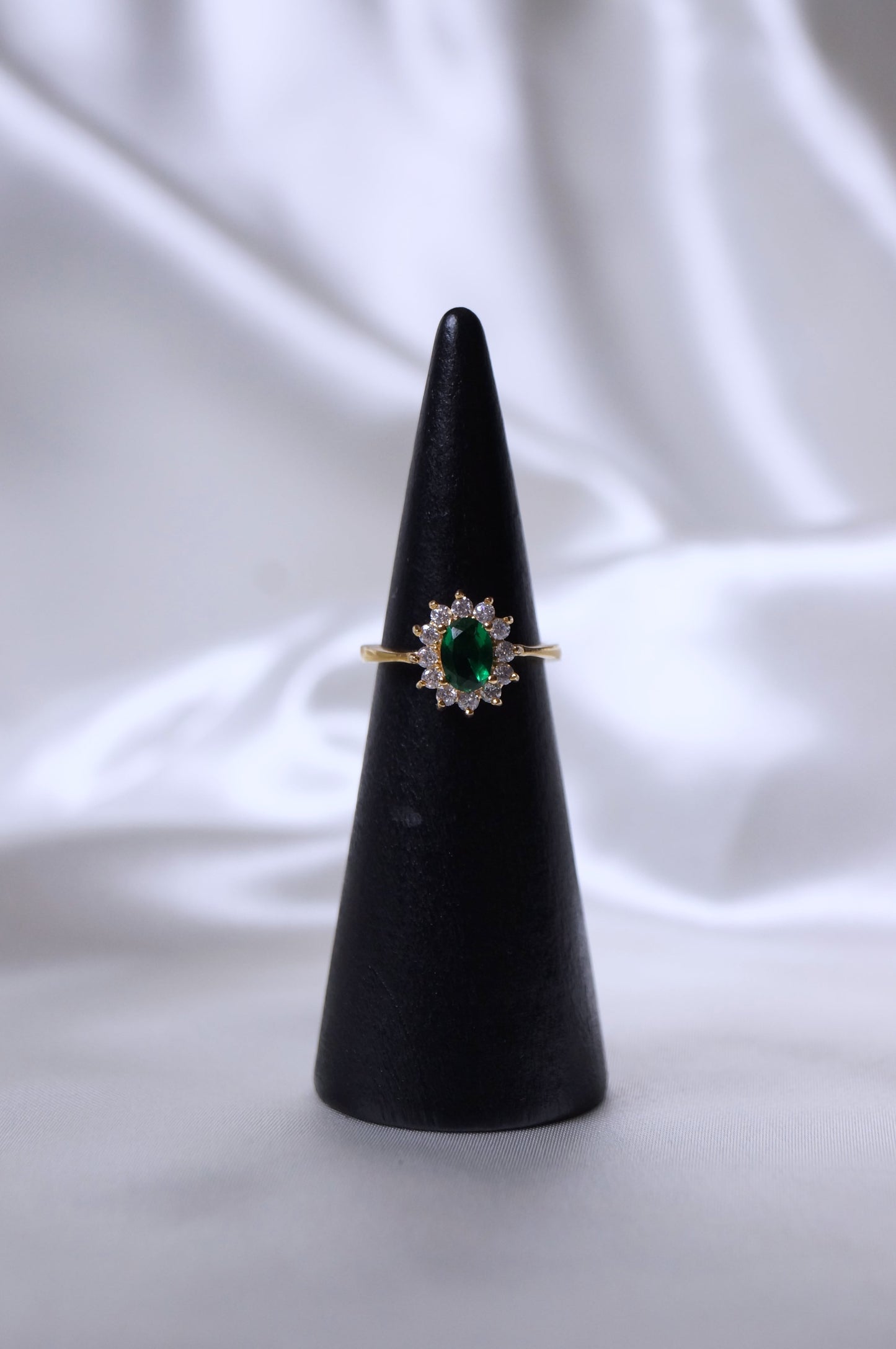 Bague dorée assortie d'acide de zirconium verte au centre